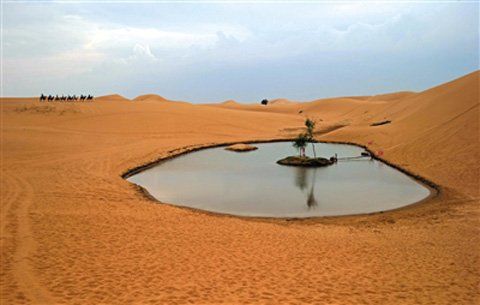 腾格里沙漠深处有一小湖泊，被开发成旅游景点。由于地下水开采加剧，这个湖泊越来越萎缩。