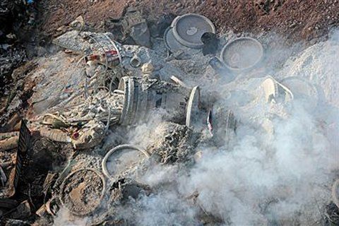 新疆宜化化工厂北侧工业垃圾还在燃烧中，空气中弥漫着恶臭味。